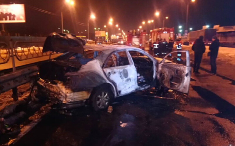 В Киеве неизвестный подорвал гранатой автомобиль