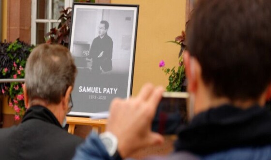 У Франції за співучасть у вбивстві вчителя Семюеля Паті засудили шістьох підлітків