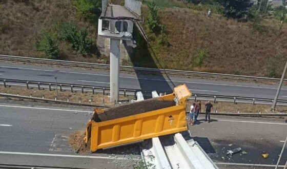 Біля Умані обвалився міст на вантажівку