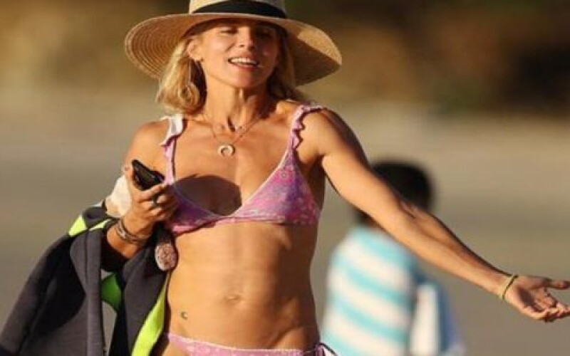 Жена легендарного актера показала фигуру на пляже