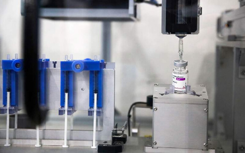 Фахівці з Таїланду створили робота для збільшення виробництва вакцин