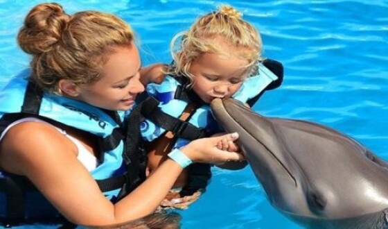 Яна Соломко с дочкой посетили дельфинарий