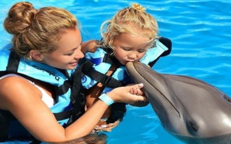 Яна Соломко с дочкой посетили дельфинарий