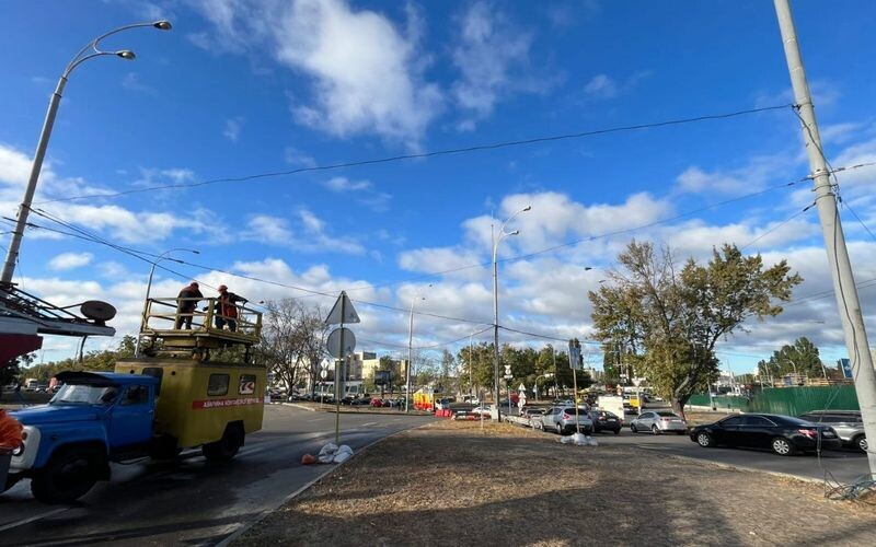 У Києві впав будівельний кран та заблокував рух громадського транспорту