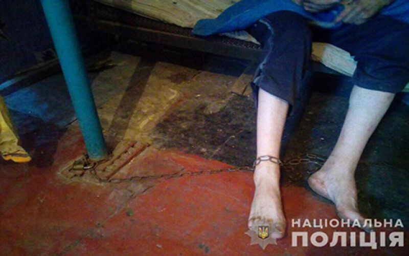 Під Дніпром мати тримала сина-інваліда на ланцюгу