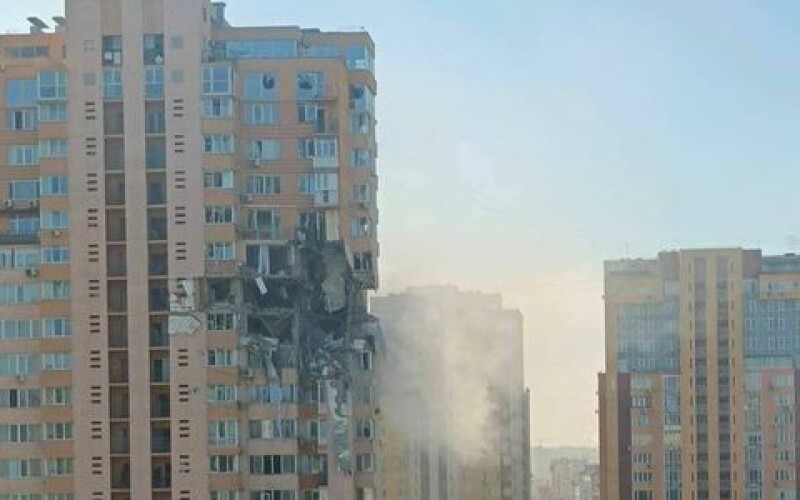 Російські окупанти у Києві влучили ракетою в житловий будинок