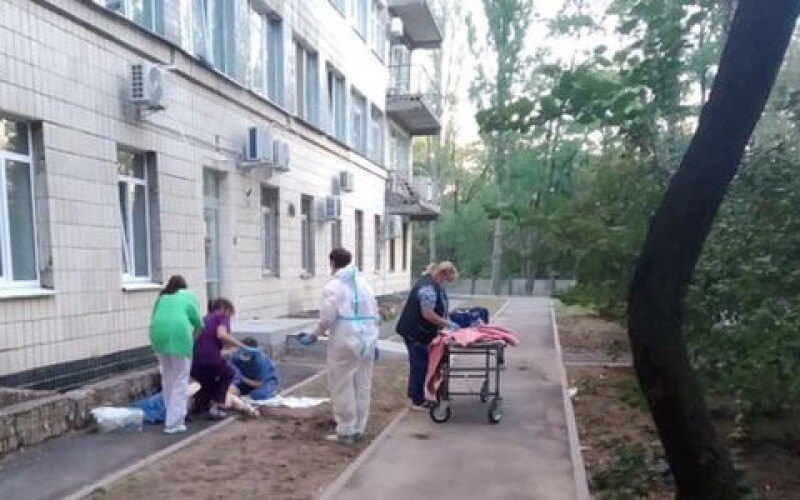 У київській лікарні, де лікують COVID, двоє чоловіків покінчили життя самогубством
