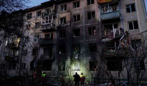 У Києві мати з сином вистрибнули з вікна, рятуючись від пожежі, спричиненої російським обстрілом