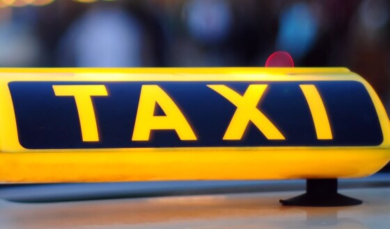 У Києві можуть дозволити таксі працювати вночі