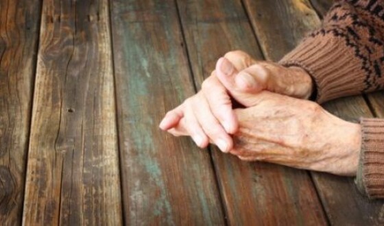 У Тернополі люди допомогли грошима бабусі, яка загубила свою пенсію перед Новим роком