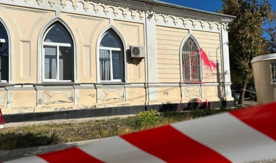 У Миколаєві невідомі облили червоною фарбою синагогу