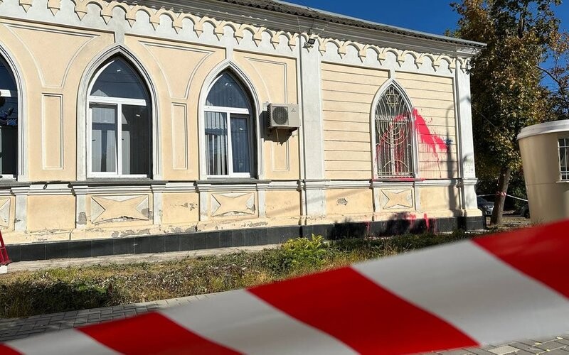 У Миколаєві невідомі облили червоною фарбою синагогу