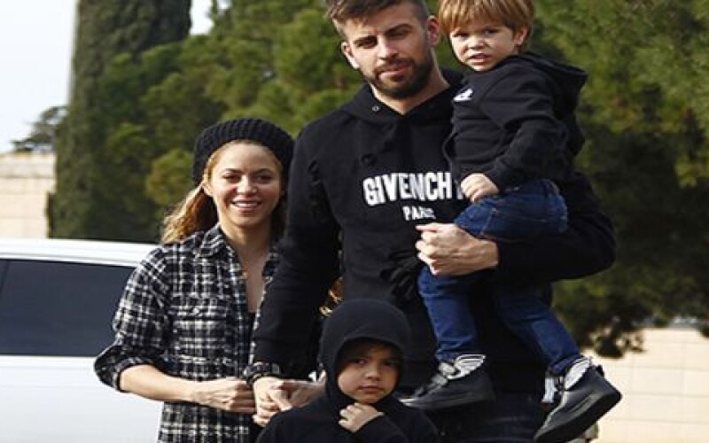 Шакира с мужем и детьми проводит время в Барселоне