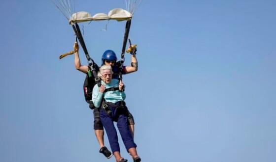 Американка стрибнула із парашутом у 104 роки