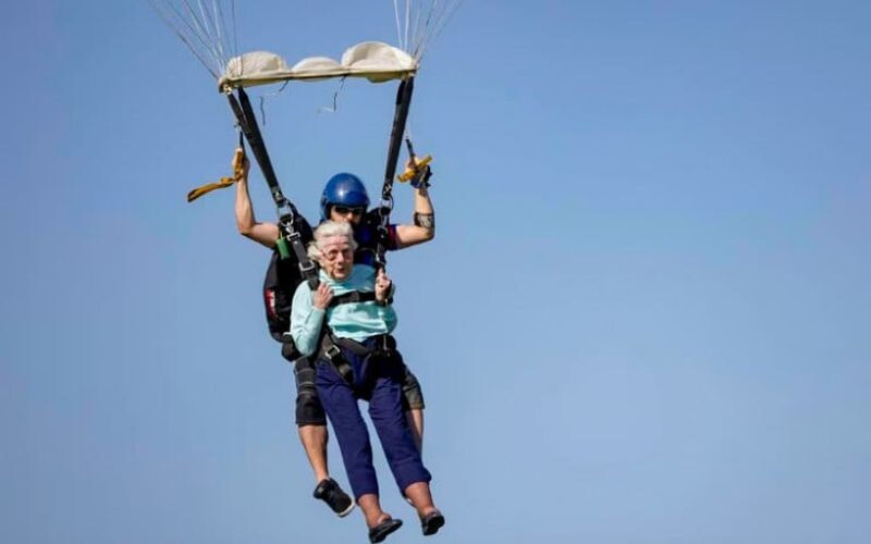 Американка стрибнула із парашутом у 104 роки