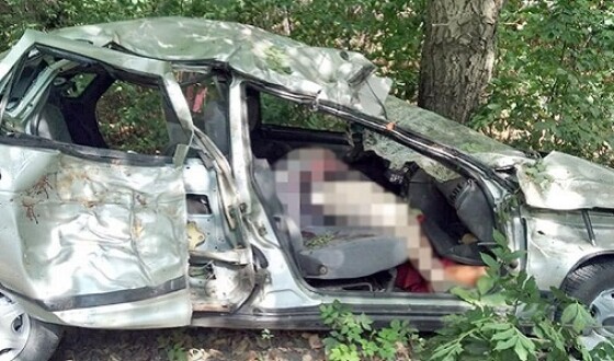 У Хмельницькій області авто влетіло в дерево, є жертви