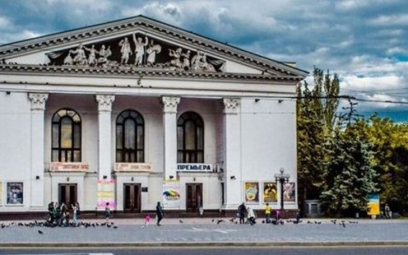 Російські фашисти скинули надпотужну бомбу на Драмтеатр Маріуполя