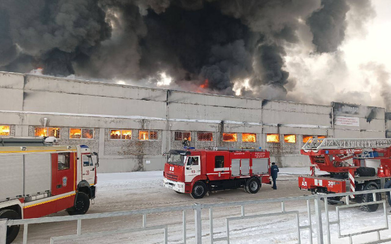 На складі у російському Красноярську сталася велика пожежа