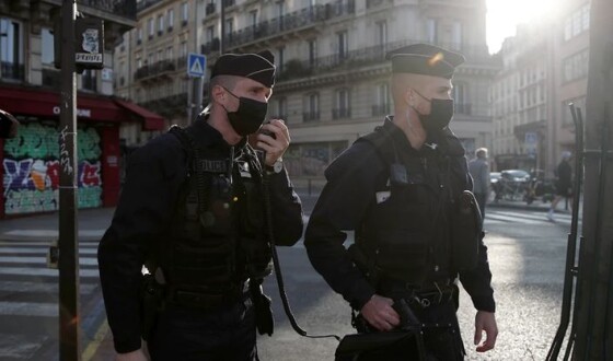 У Парижі мусульманин із ножем напав на людей та влаштував різанину біля Ейфелевої вежі