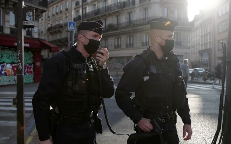 У Парижі мусульманин із ножем напав на людей та влаштував різанину біля Ейфелевої вежі