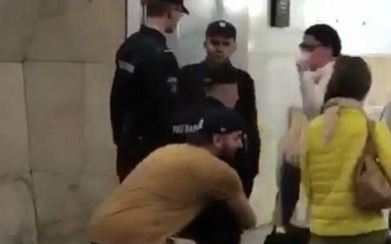Пассажир московского метро взял на руки росгвардейца и арестован