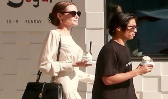 Анджелина Джоли отправилась на прогулку в Голливуде