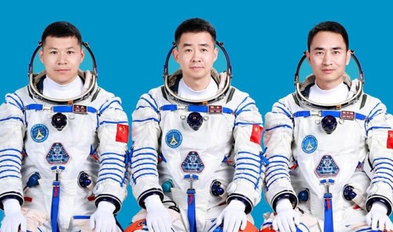 Три китайські астронавти застрягли на орбіті після удару космічного сміття