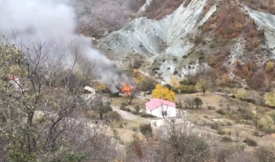 Жителі Карабаху почали спалювати свої будинки