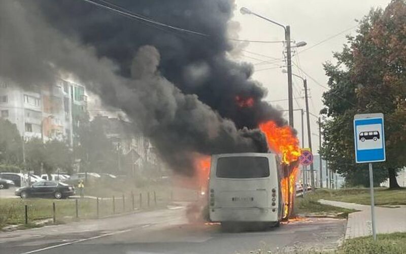 У центрі Львові спалахнув автобус з пасажирами