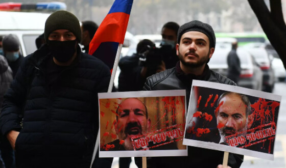 Протестувальники в Єревані спробували увірватися в будівлю уряду Вірменії