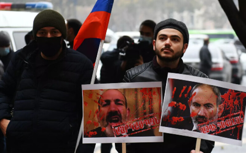 Протестувальники в Єревані спробували увірватися в будівлю уряду Вірменії