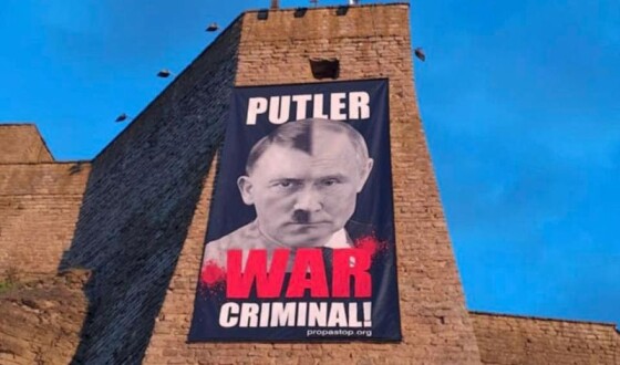 У Нарві на кордоні з Росією вивісили плакат із Путіним в образі Гітлера