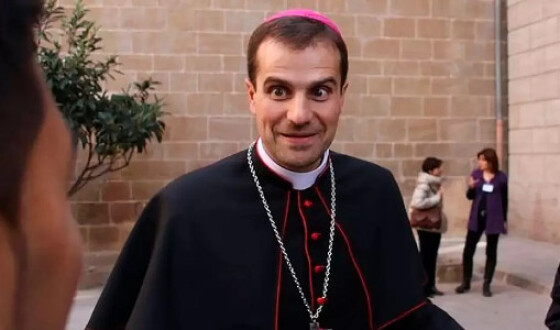 Католицький єпископ зрікся сану заради письменниці еротичних романів