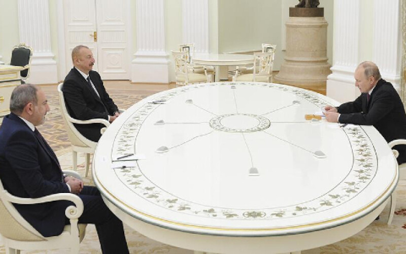 Алієв і Пашинян не потиснули один одному руки на зустрічі в Кремлі