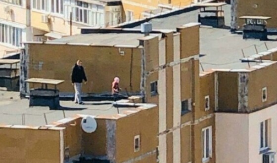 Українці почали на карантині гуляти з дітьми по дахах багатоповерхівок