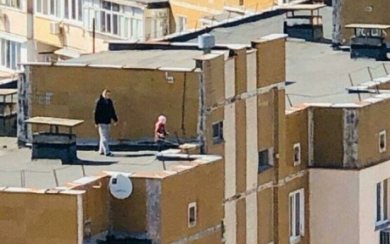 Українці почали на карантині гуляти з дітьми по дахах багатоповерхівок