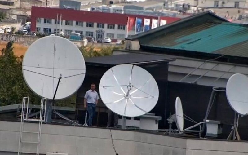 Росія шпигує за Молдовою через супутникові тарілки на даху посольства