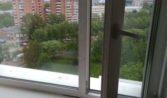 В Княжичах на Київщині 2-річна дитина випала з відкритого вікна і розбилася