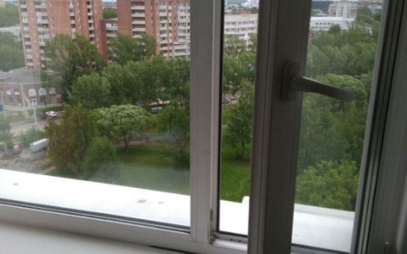 В Княжичах на Київщині 2-річна дитина випала з відкритого вікна і розбилася