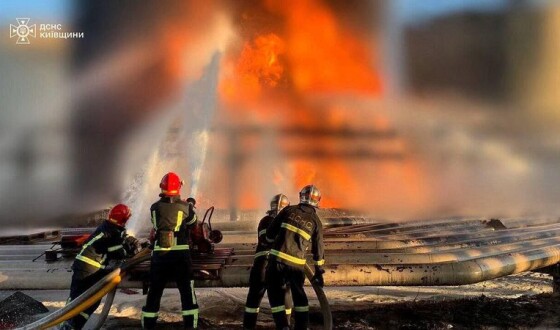 На Київщині більше доби гасять пожежу на підприємстві через обстріл окупантів