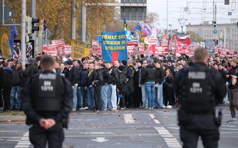 У Лейпцигу до 10 тисяч футбольних фанатів вийшли на акцію протесту