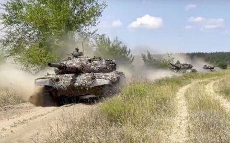 Колона українських танків і бронетехніки рухається на Херсонському напрямку