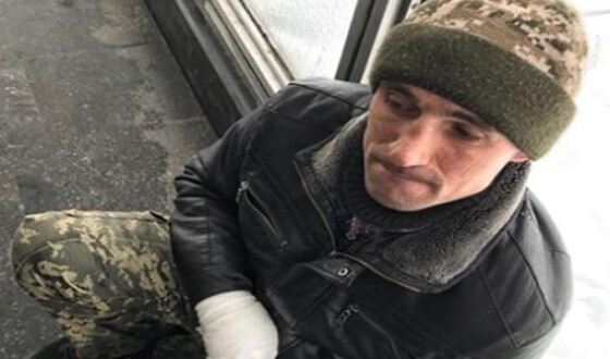 В Cети показали фото псевдоатошника, который попрошайничает в Киеве