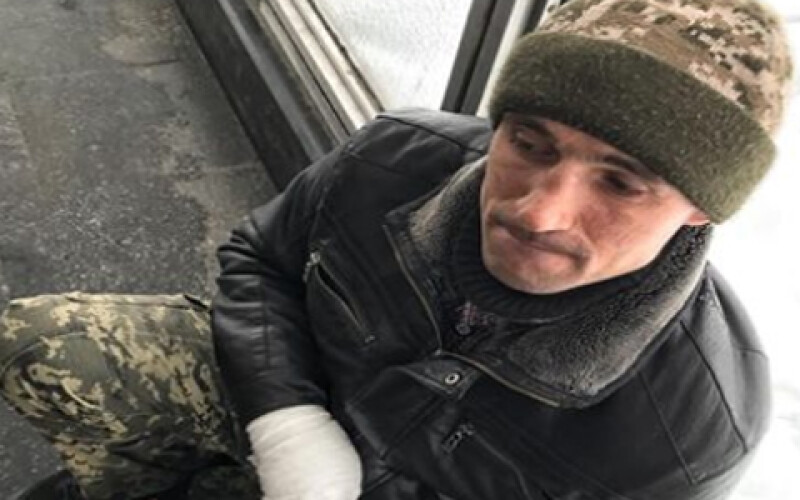 В Cети показали фото псевдоатошника, который попрошайничает в Киеве
