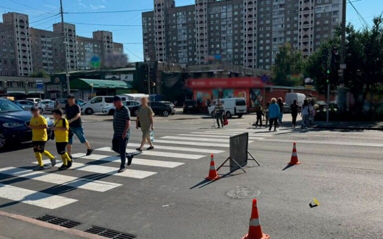 У Києві пʼяна водійка збила на переході військову й втекла з місця ДТП