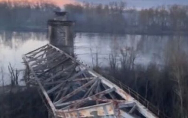 Російські війська у Чернігові розбомбили автомобільний міст через Десну