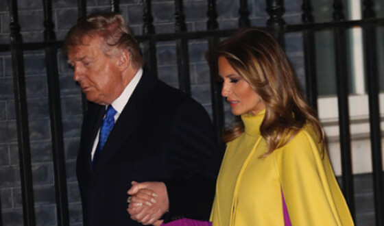 Меланія Трамп вибрала нестандартний наряд для прийому лідерів країн НАТО, що пройшов в Букінгемському палаці