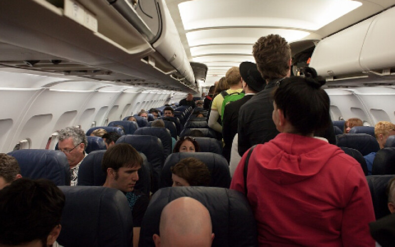 Пасажирів без захисних масок жорстоко побили на борту літака