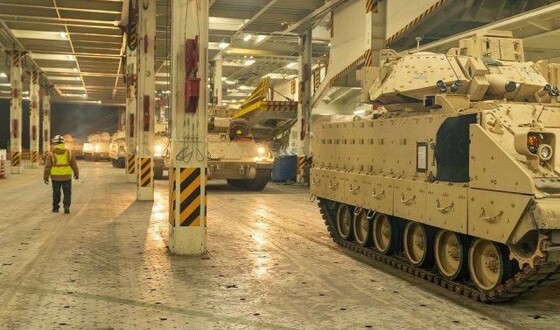 США відправили в Україну бойові машини Bradley
