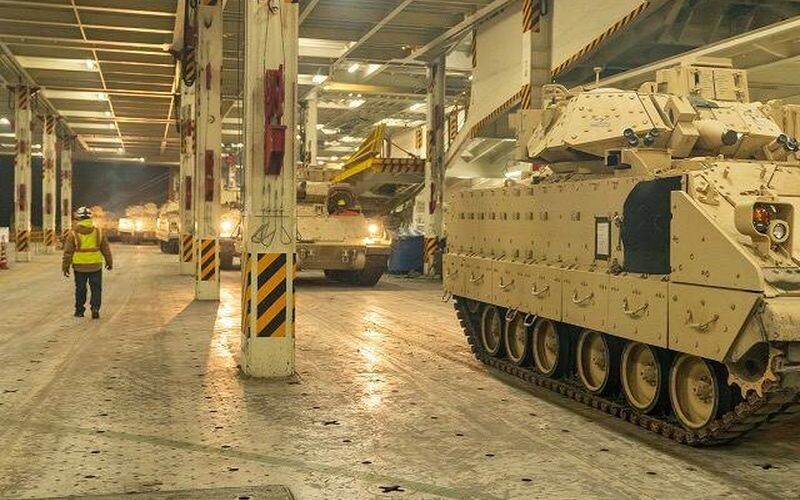 США відправили в Україну бойові машини Bradley